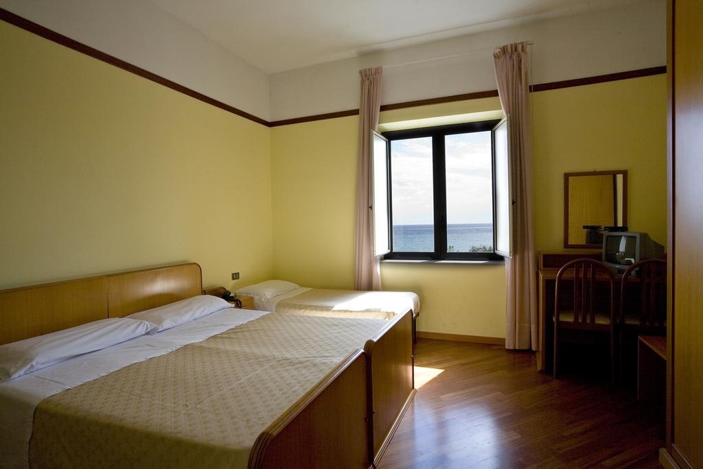 Hotel Vittoria Sapri Habitación foto